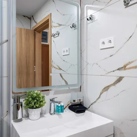 Apartament Stylish Urban Haven With Dedicated Parking Spot By Flat Mаnager